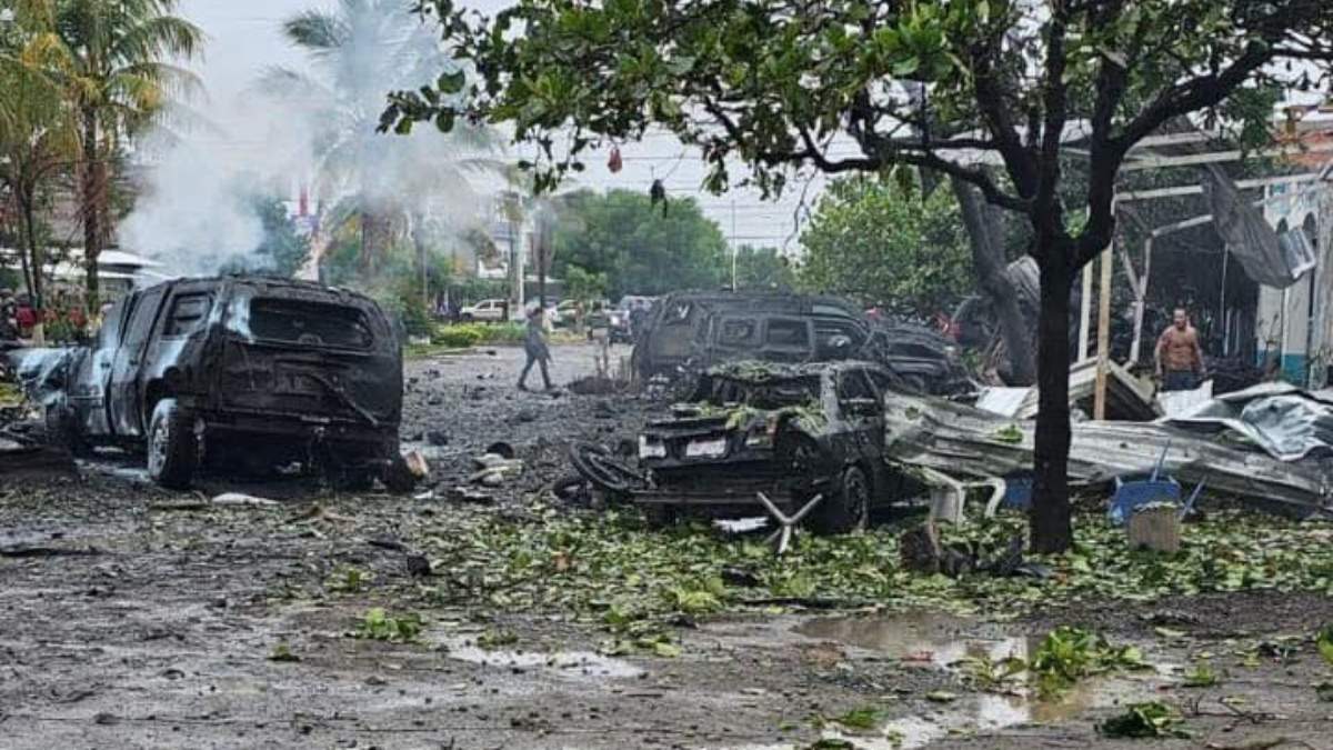 Los restos de la explosión en Coahuayana