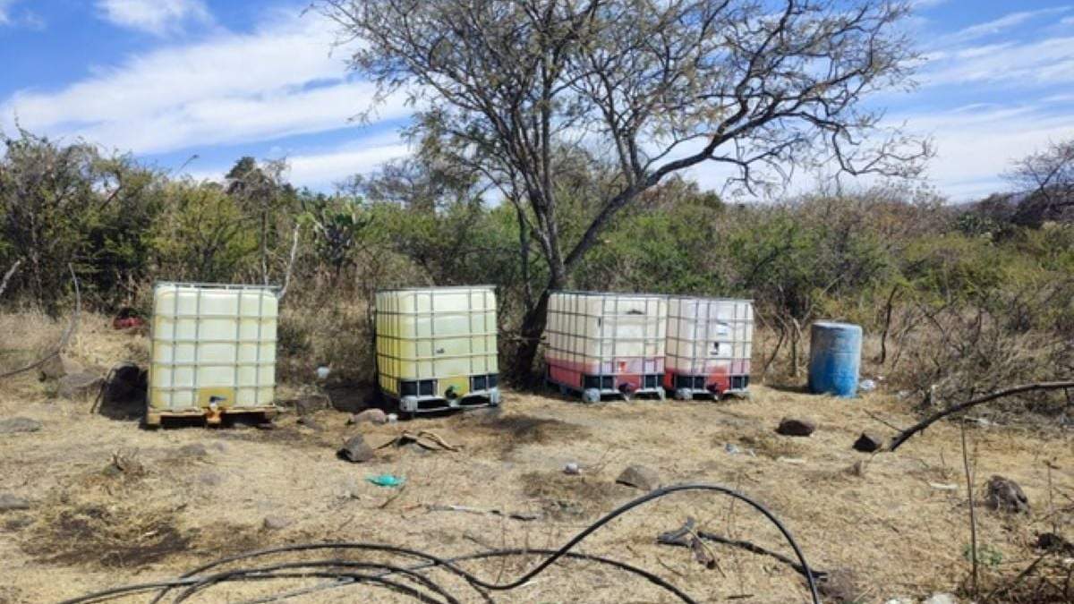 Contenedores con combustible "ordeñado" de ductos de Pemex en Jalisco