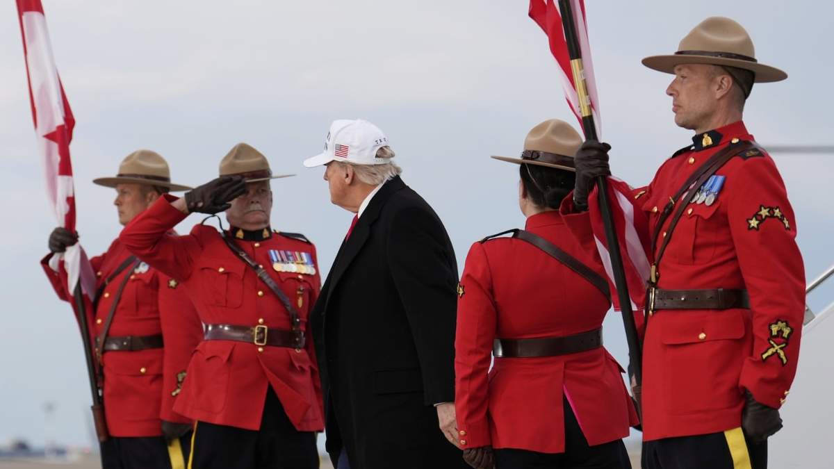 El presidente Donald Trump llega en el Air Force One al Aeropuerto Internacional de Calgary, antes de la cumbre del G7