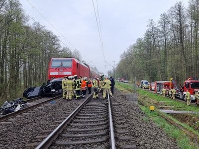 Automóvil choca con tren en Alemania; tres personas murieron