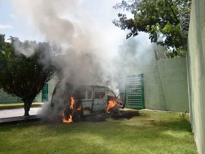 Normalistas de Ayotzinapa atacan el 27 Batallón en Iguala a casi 9 años de la desaparición de los 43