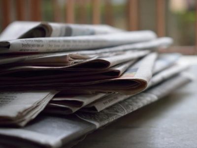 Si tenés papel de diario, no lo tires: mirá cómo crear estos móviles coquetos y muy fáciles para tu pieza