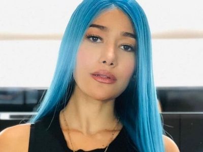 ¡Atrevida! Farina desabrochó el cierre y se acercó a la cámara... ¡Colapsan sus fans!