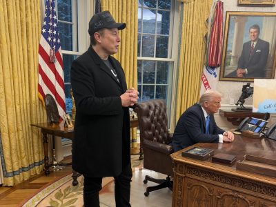 Musk asiste a una firma de decretos de Trump para seguir recortando empleos federales