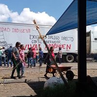 Tras ataque de comando, comunidad de Acachuén, Michoacán, mantiene bloqueo carretero