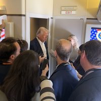 Trump revoca orden que había suspendido subvenciones y préstamos federales