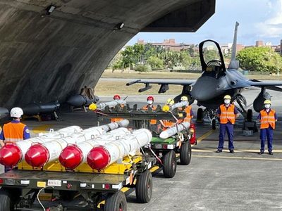 Crece la tensión entre China y Taiwán por maniobras militares paralelas