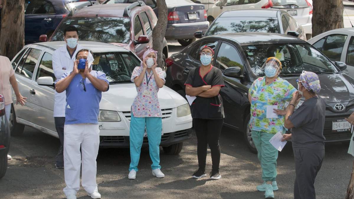 Médicos, médicas, enfermeros y enfermeras protestan porque no han sido vacunados contra el covid-19 en México