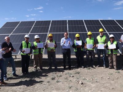 Gutiérrez encabezó la inauguración del primer parque de energía solar de Neuquén