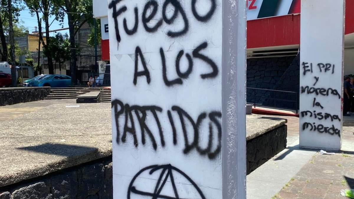 Pintas en el Comité Directivo Estatal del PRI realizadas en el marco del "Anti-homenaje póstumo a Fidel Herrera"