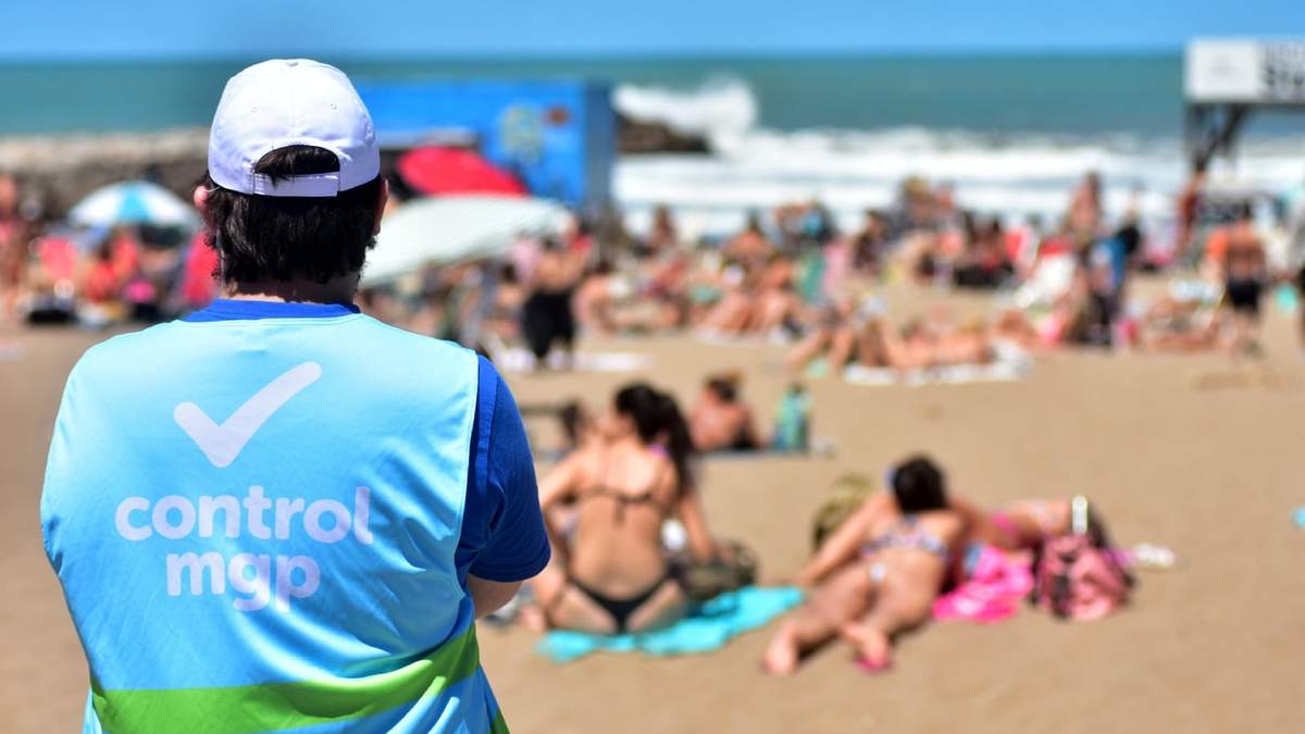 Personal de control sanitario en la Costa Atlántica. Fuente: (Twitter)