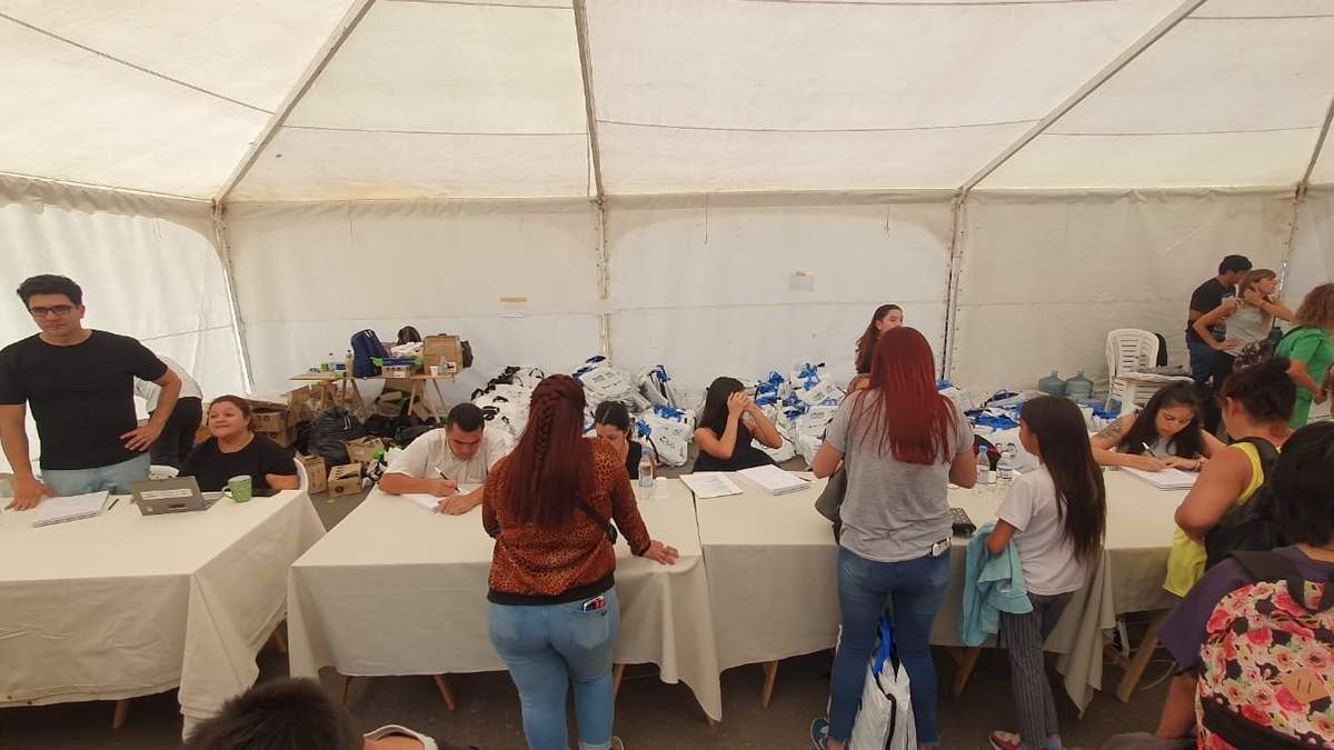 Entrega de kits escolares en la Globa al lado del MNBA. Fuente (Javier Manzano)