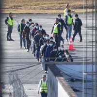 Rápida y esposados: así describen migrantes su deportación a Guatemala en avión militar desde EU