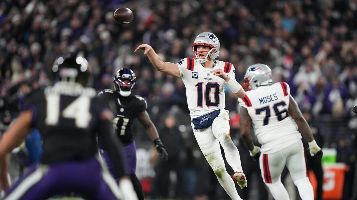 Drake Maye, quarterback de los Patriots de Nueva Inglaterra, lanza un pase frente a los Ravens de Baltimore