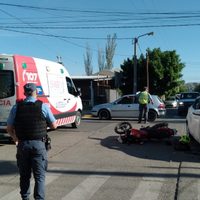 Violento choque entre una moto y un auto en el Oeste de Neuquén
