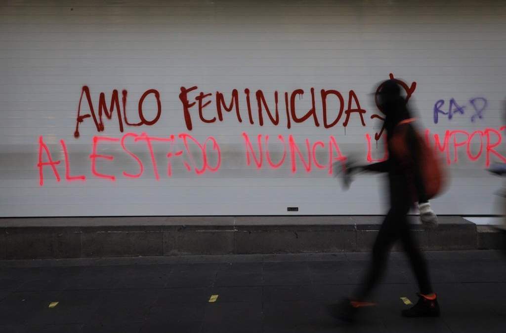 Mujeres marcharon del Monumento a la Revolución al Zócalo capitalino