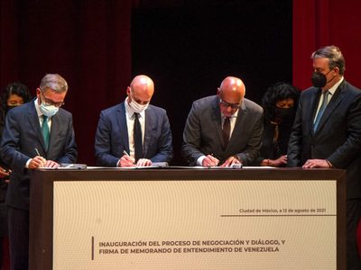 Gobierno y oposición de Venezuela firman un acuerdo de entendimiento para los diálogos