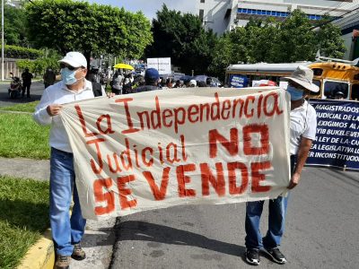 El juez que lidera las protestas contra Bukele en El Salvador denuncia acoso policial en su casa