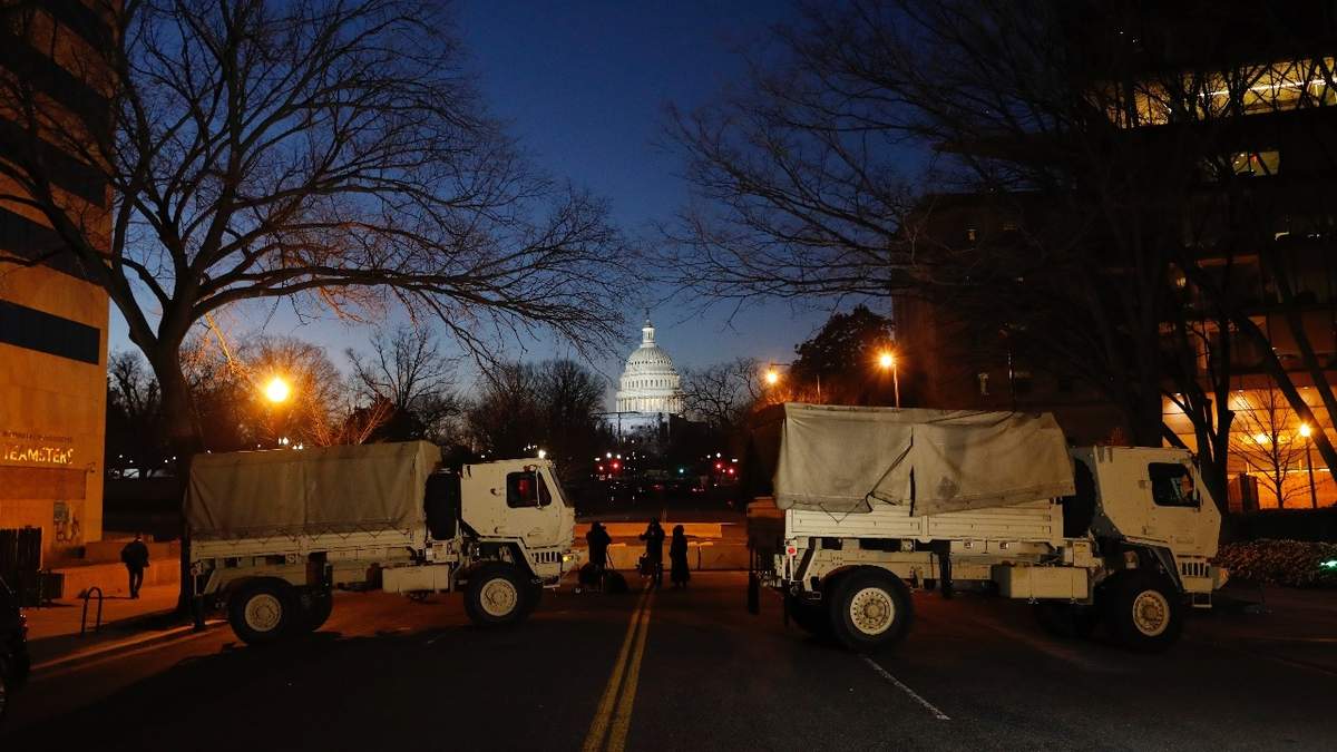 Vehículos militares bloquean el acceso al Capitolio