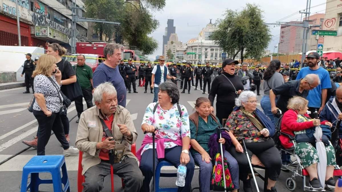 Vecinos desalojados de República de Cuba 11, en la alcaldía Cuauhtémoc, CDMX