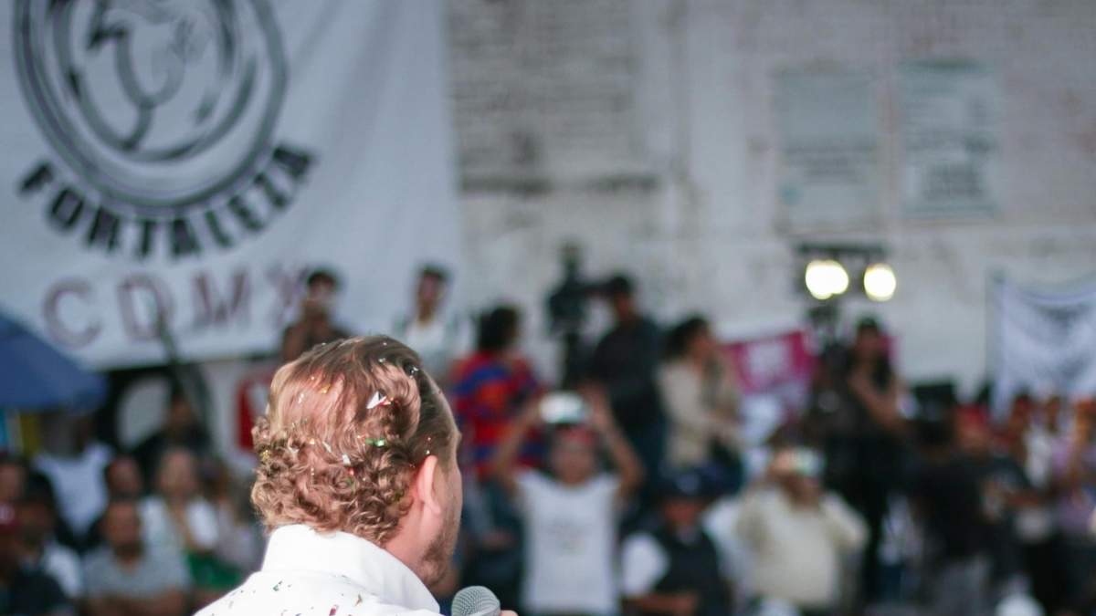 Santiago Taboada arropado por integrantes del Grupo Fortaleza