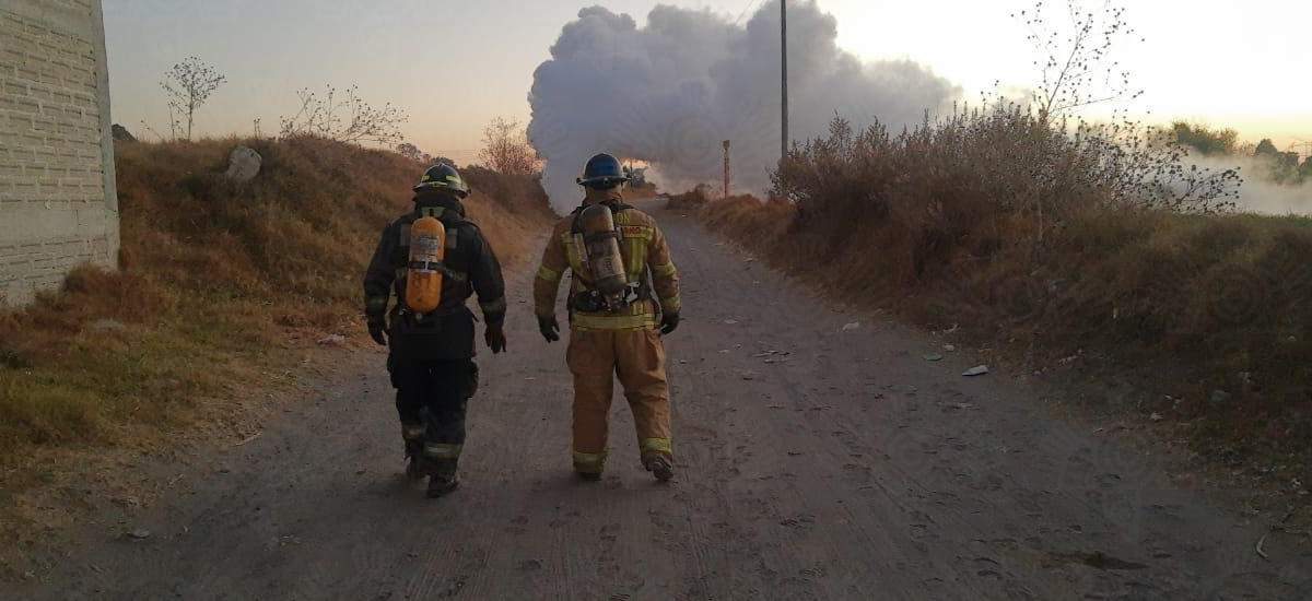 Bomberos atienden la fuga de gas en Texmelucan