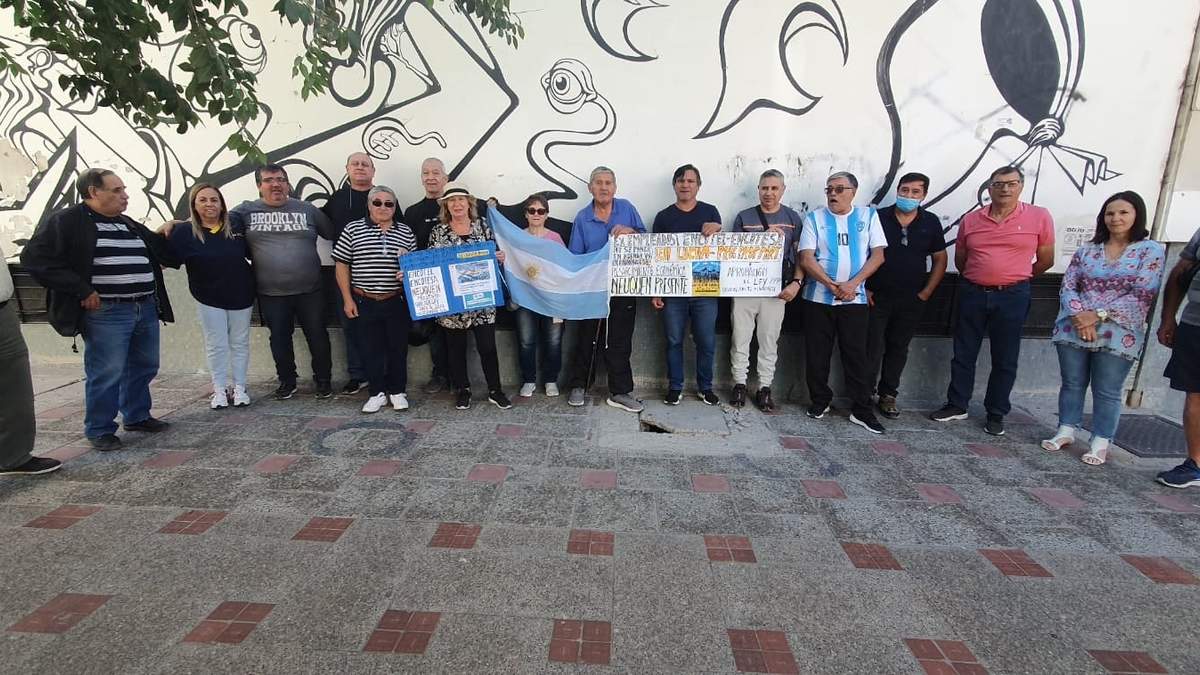 Frente al correo, sobre calle Santa Fe, pidieron que se les pague el porcentaje acordado a través del Programa de Propiedad Participada. Fuente: (Javier Manzano)