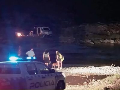 Policías rescataron a turistas cuyo vehículo fue arrastrado por la creciente en el río Catan Lil