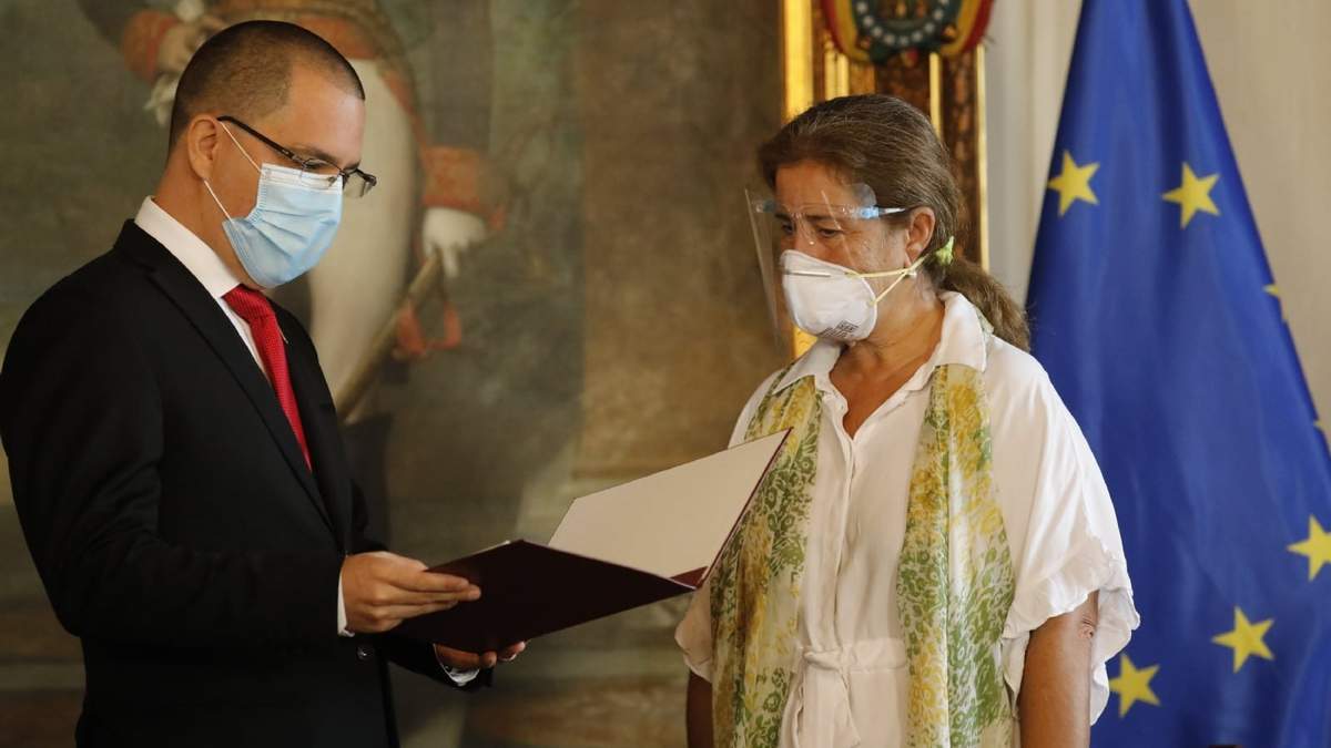 El canciller de Venezuela, Jorge Arreaza, junto a la recién expulsada embajadora europea, Isabel Brilhante. Fuente: (Twitter)