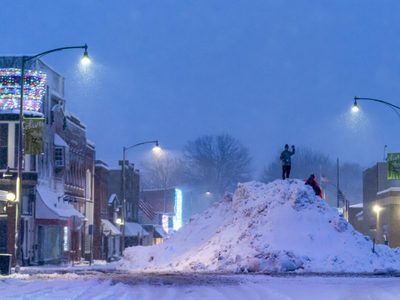 Tormenta invernal deja a miles de personas sin electricidad en noreste de EU