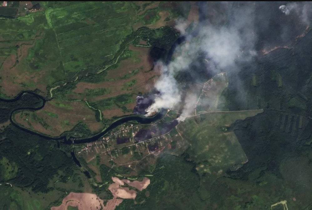 Esta imagen por satélite publicada por Planet Labs PBC muestra incendios cerca de la localidad de Krasnooktyabrskoe en la región rusa de Kursk