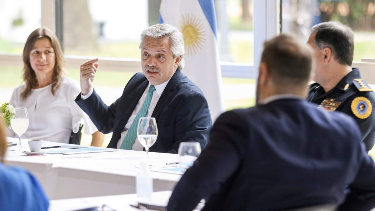 El presidente Alberto Fernández, junto a funcionarios de Seguridad. Fuente: (Twitter)