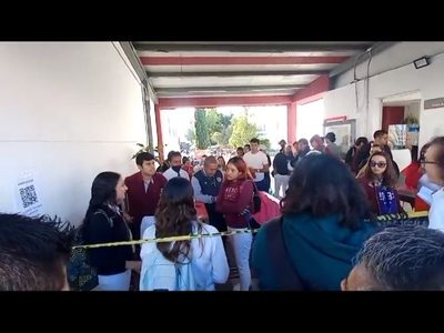 Estudiantes bloquean entrada de UPAEP en protesta por la inseguridad