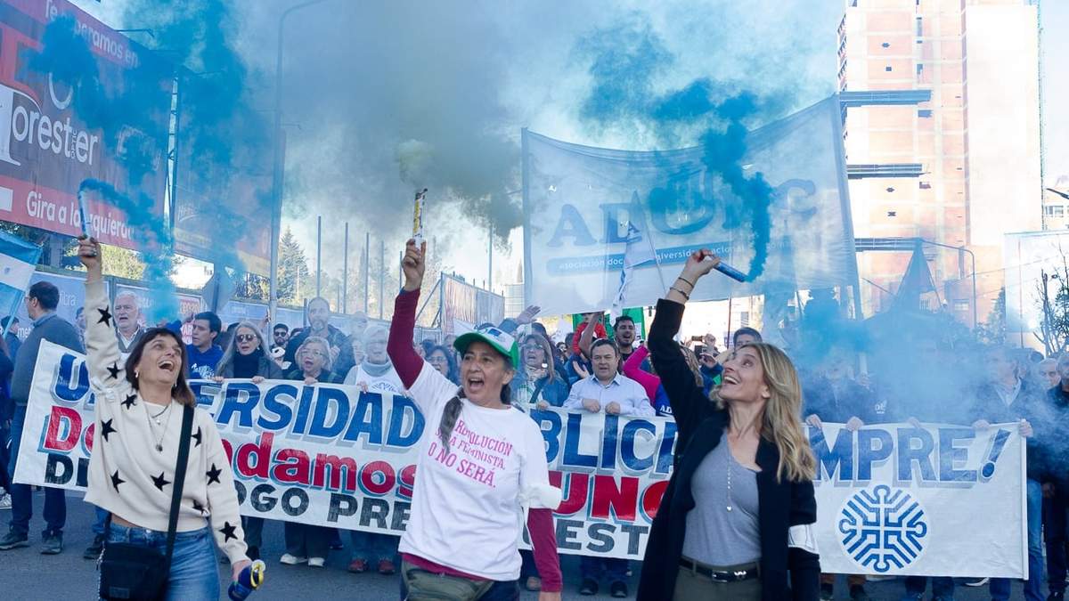 Marcha universitaria en Neuquén. Fuente: (Emiliano Ortiz)
