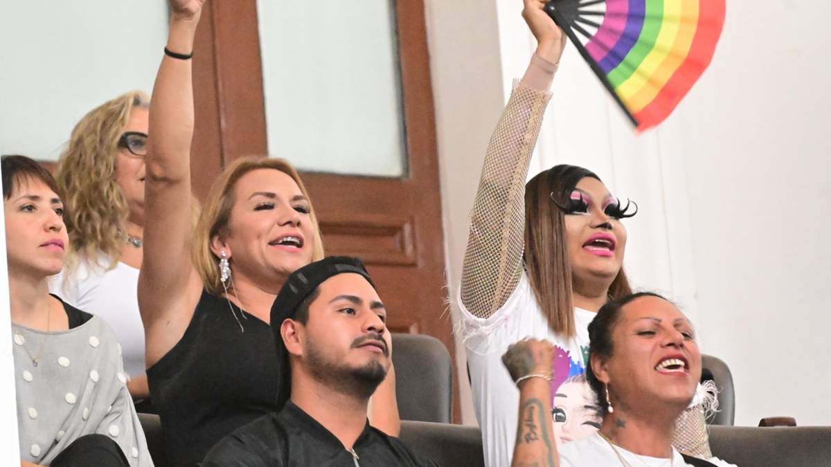 Mujeres trans celebran la aprobación de la "Ley Paola Buenrostro" en el Congreso de la CDMX