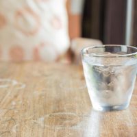 El simple truco para eliminar esas horribles marcas que los vasos dejan en los muebles de madera