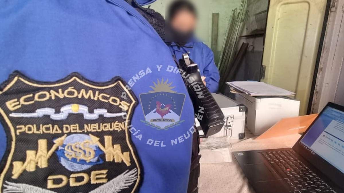 Uno de los dos allanamientos ejecutados por policías de Delitos Económicos. Fuente (Policía de Neuquén)