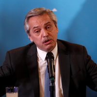 Alberto Fernández defendió las paritarias