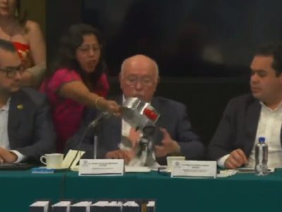 Diputada de Morena vacía olla con ratones al titular de la ASF: “Destape la cloaca” (Video)