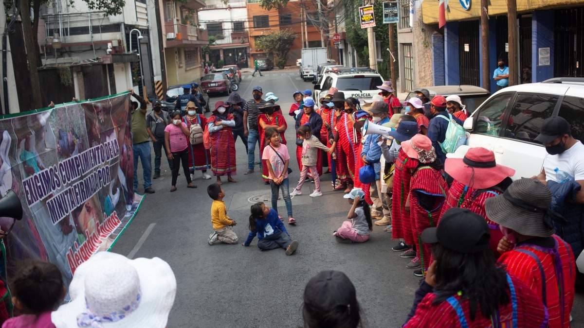 Pobladores de la comunidad de Tierra Blanca Copala, Oaxaca, frente a las instalaciones de Proceso