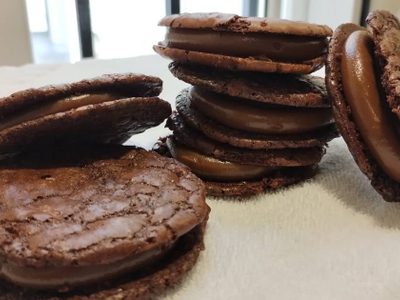 Llevá tu finde al máximo con esta receta de alfajores de brownie bien chocolatosos y que vas a amar