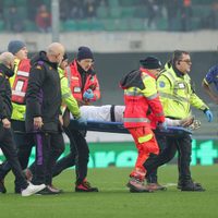 Moise Kean, delantero de la Fiorentina, recibe el alta médica tras desplomarse en un partido (Video)