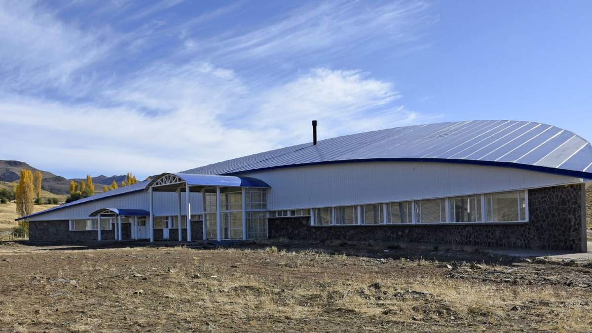 El hospital Raguiñ Kien ubicado en la cuenca del lago Ruca Choroi. Fuente: (Twitter)