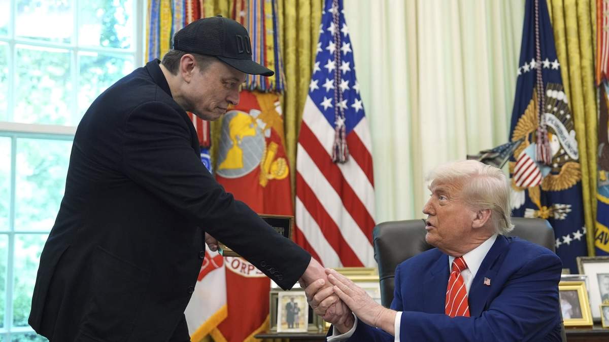 El presidente Donald Trump, a la derecha, estrecha la mano de Elon Musk