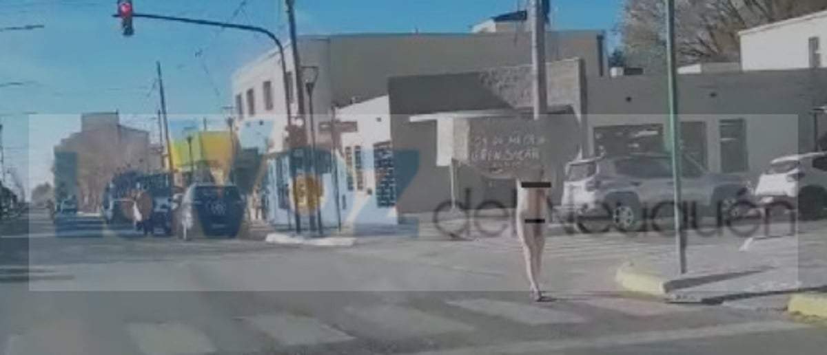 La mujer protagonizó una protesta semidesnuda frente a la municipalidad de Plaza Huincul. Fuente (La Voz del Neuquén)