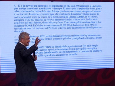 AMLO enlista reformas del "periodo neoliberal" que se hicieron para legalizar "injusticias y robos"