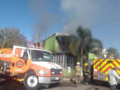 Niña salta del segundo piso durante incendio en su casa en Tlaquepaque