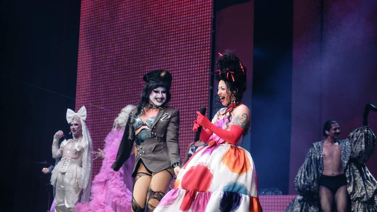 Mon Laferte, cautiva con arte digital y coreografías en el Auditorio Nacional