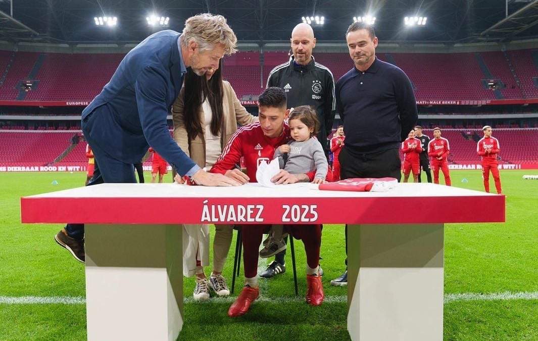 El mexicano en la firma de su contrato