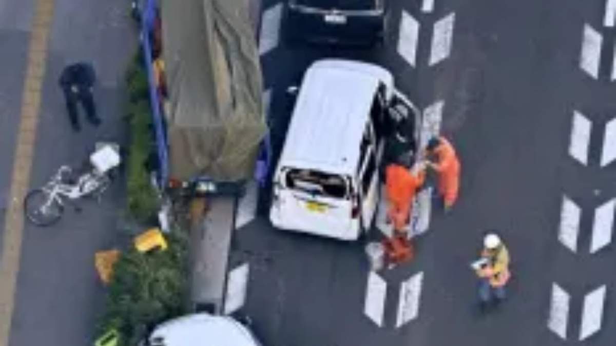 Investigadores analizan la escena de un atropello múltiple en Tokio, el lunes 24 de noviembre de 2025